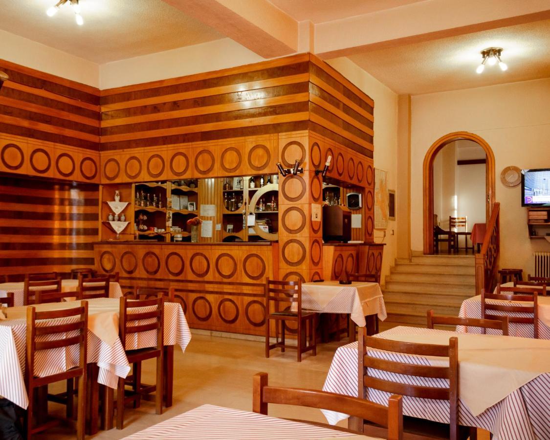 Finikas Hotel Larissa Bagian luar foto